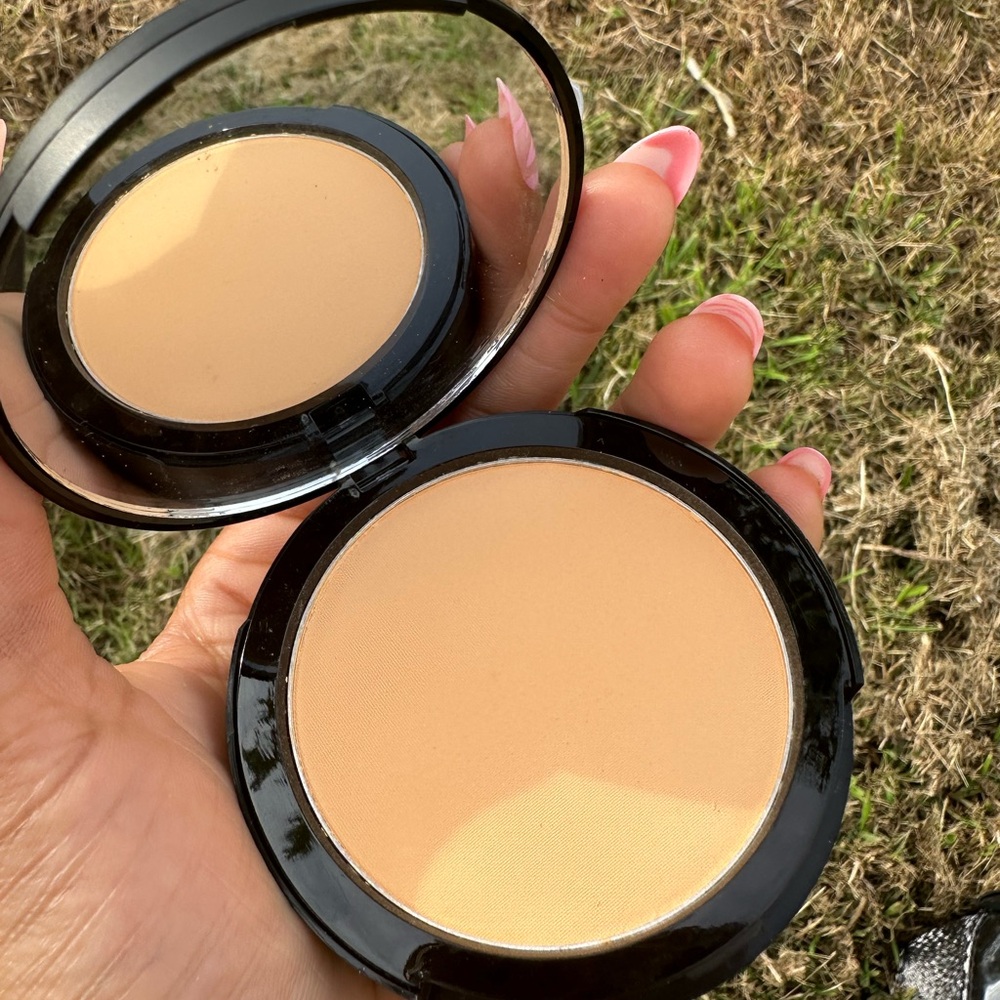 Matte Pressed Powder with Mirror